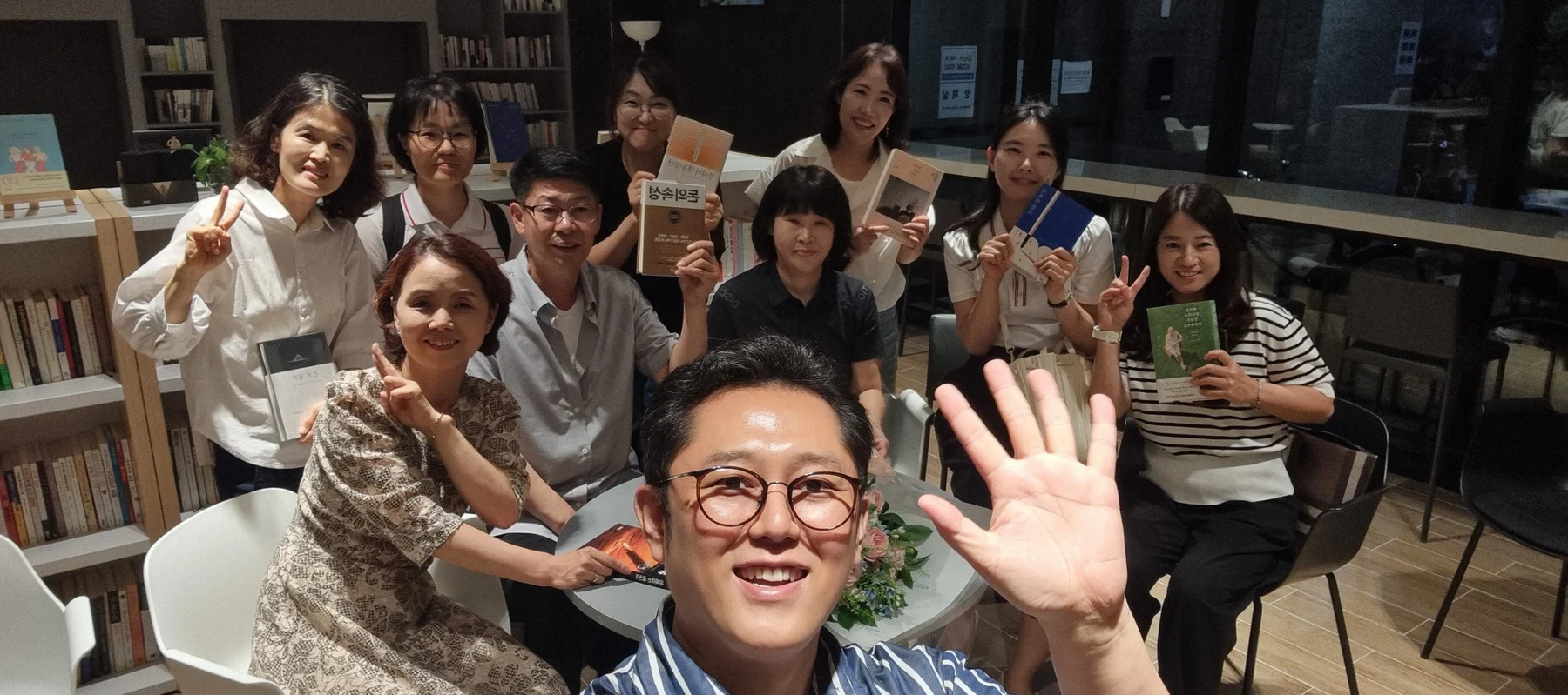 책을 들고 함께 모인 사이책방 사람들의 기록 사진